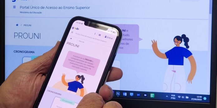 Hand holding phone showing the PROUNI portal page with a waving illustrated figure; a laptop screen in the background mirrors the page.