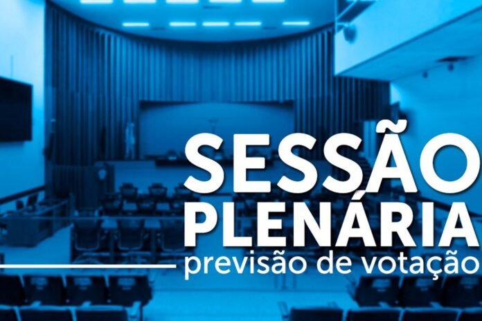 Blue-tinted conference room with empty seats and a stage, overlaid by large white text: 'SESSÃO PLENÁRIA previsão de votação'