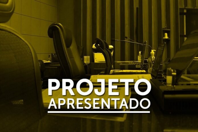 Conference room with laptops on desks and a bold white overlay reading 'PROJETO APRESENTADO'.