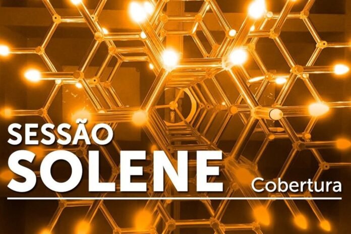 Cover image with glowing orange hexagonal lattice background and the text 'Sessão Solene Cobertura'.
