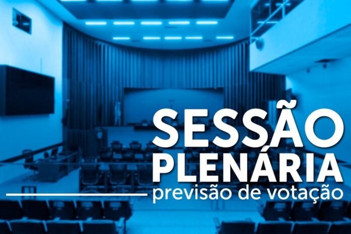 Blue-tinted conference room with empty chairs and a large overlay text reading 'Sessão Plenária – previsão de votação', indicating a plenary session and voting forecast.
