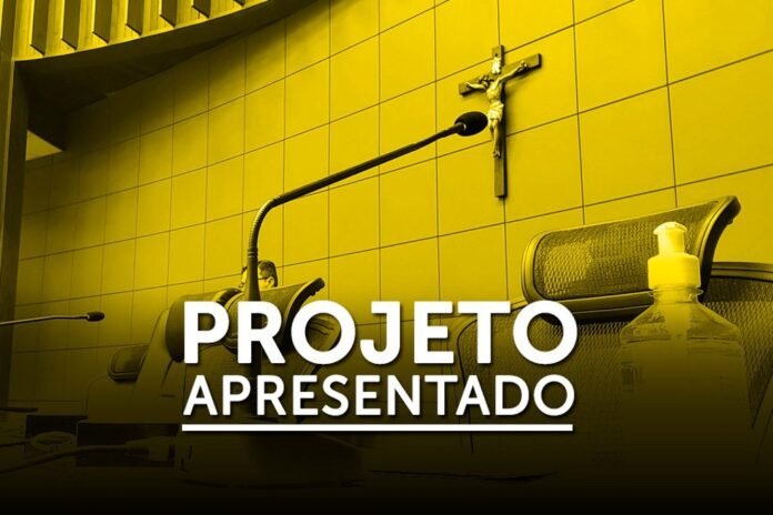 Yellow-tinted conference room with a long microphone stand, two chairs, a crucifix on the wall, and bold white text 'PROJETO APRESENTADO' underlined in the foreground.