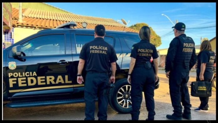 Group of Policia Federal officers standing by a black police SUV labeled POLICIA FEDERAL on a sunny street.