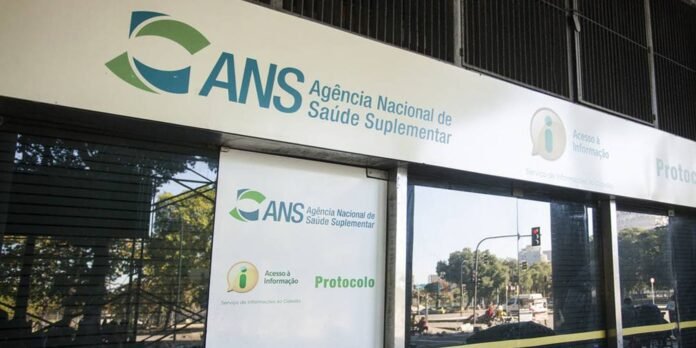 Front of a government health office with the ANS logo and the text 'Agência Nacional de Saúde Suplementar' on a white signboard l