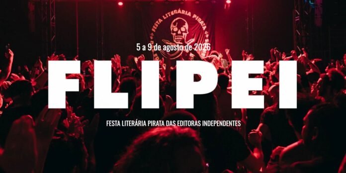 Crowd at a pirate-literary festival banner with a large white 'FLIPET' logo, dates 5 a 9 de agosto de 2026, and subtitle in Portuguese.