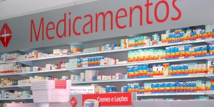 Pharmacy shelf labeled 'Medicamentos' with rows of medicine boxes.