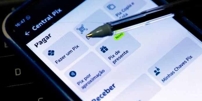 Smartphone screen showing a Brazilian Pix payment menu with options like 'Fazer um Pix' and 'Pix de presente' and a pen pointing at the icons.