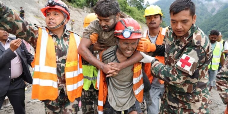 Equipes de resgate procuram 900 trabalhadores desaparecidos em hidrelétricas no Nepal