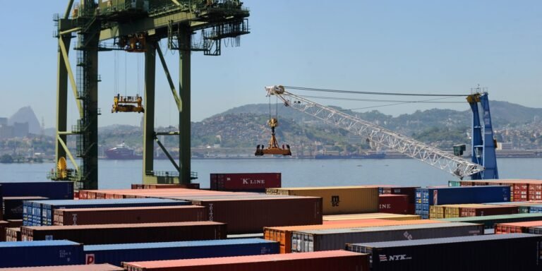 Superávit da balança comercial chega a US$ 7,4 bilhões em agosto