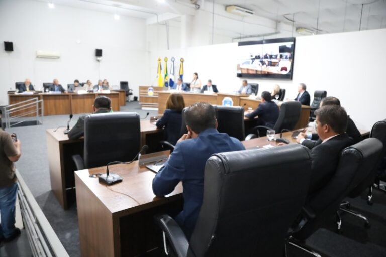 Câmara realiza duas sessões e aprova projetos em primeira e segunda votação