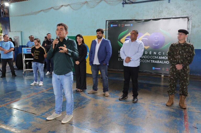 Prefeitura realiza Hora Cívica com fanfarra estudantil e Banda do Exército na Escola Loide