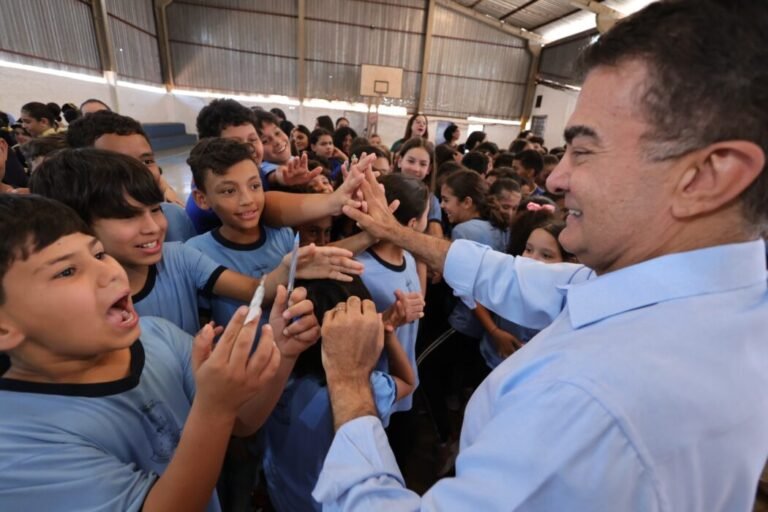 Prefeitura realiza Hora Cívica com arte e  música na Escola Manoel Santiago