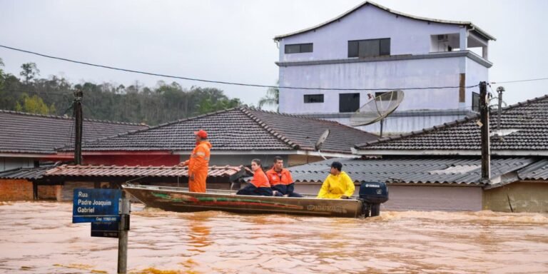 Chuvas deixam cidades do Vale do Ribeira, em SP, em situação de emergência