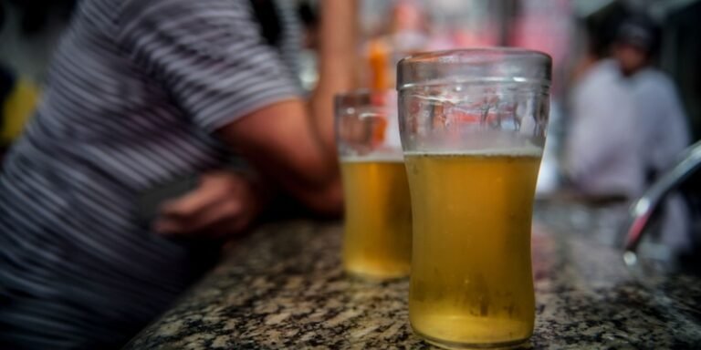 Especialistas alertam que álcool e cigarro podem levar à cegueira