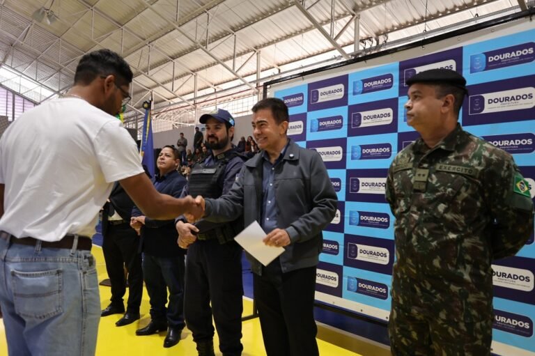 Junta do Serviço Militar realiza cerimônia de juramento à Bandeira e dispensa 400 jovens  