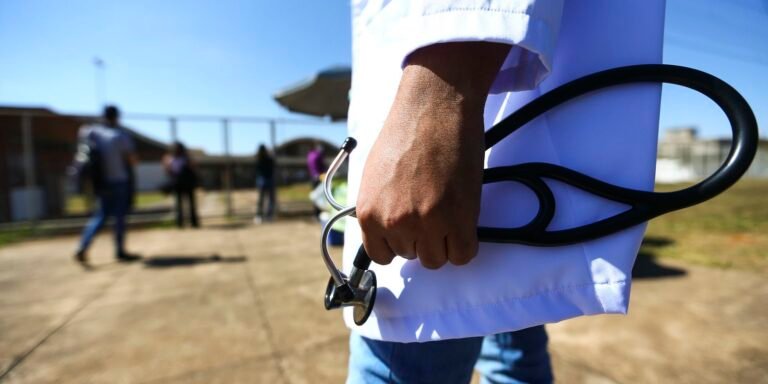 Enamed 2026: exame de avaliação da formação médica acontece neste domingo