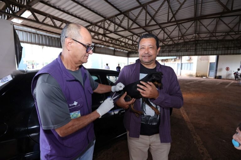 Prefeitura de Dourados leva vacinação antirrábica para cinco pontos da cidade nesta sexta-feira
