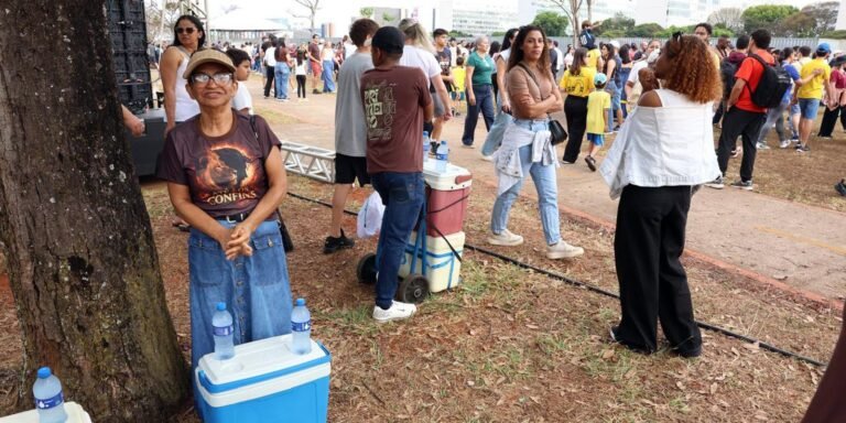Ambulantes trabalham durante desfile de 7 de Setembro para garantir renda