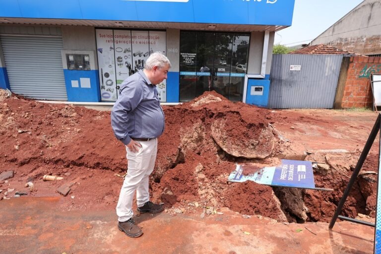 Prefeitura aguarda estiagem para retomar obras em cratera aberta na Rua Cuiabá
