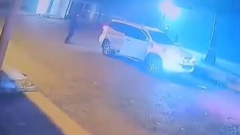 Vídeo: grupo armado com fuzis invade casa, mata brasileira e sequestra seu companheiro na fronteira
