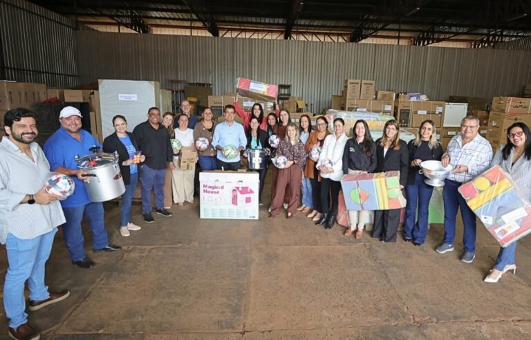 Prefeitura entrega equipamentos e materiais para escolas e Ceims da Rede Municipal